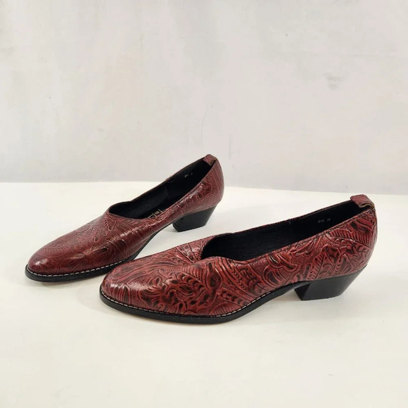 Tic-Tac-Toes Red Tooled Leather Shoe Women's US Size 8.5 Pump Low Heel - Picture 2 of 12